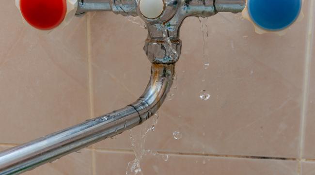 卫浴冷热水龙头漏水怎么修理