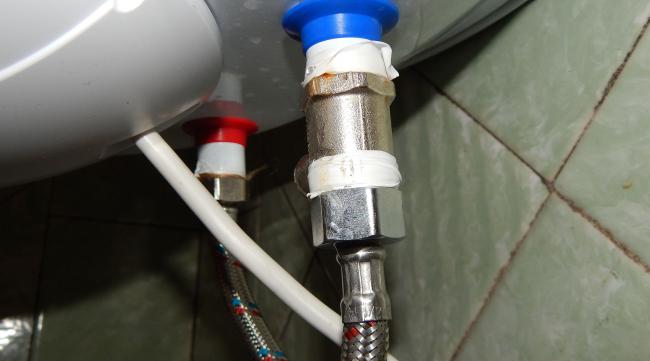 热水器喷头管子漏水怎么回事